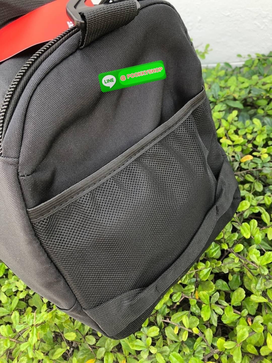 NIKE GYM BAG กระเป๋ายิมและกระเป๋าเดินทางสารพัดช่องที่มีพื้นที่ให้คุณเก็บของมากมาย ไม่ว่าจะช่องซิปคู่หลักที่กว้างใหญ่ สำหรับใส่เสื้อผ้าเดินทางได้หลายชุด ปลอดภัย ช่องรองเท้าแยก และช่องใส่ของด้านในสำหรับเก็บของมีค่า สายคล้องไหล่คู่และสายสะพายไหล่ถอดเก็บได้สา