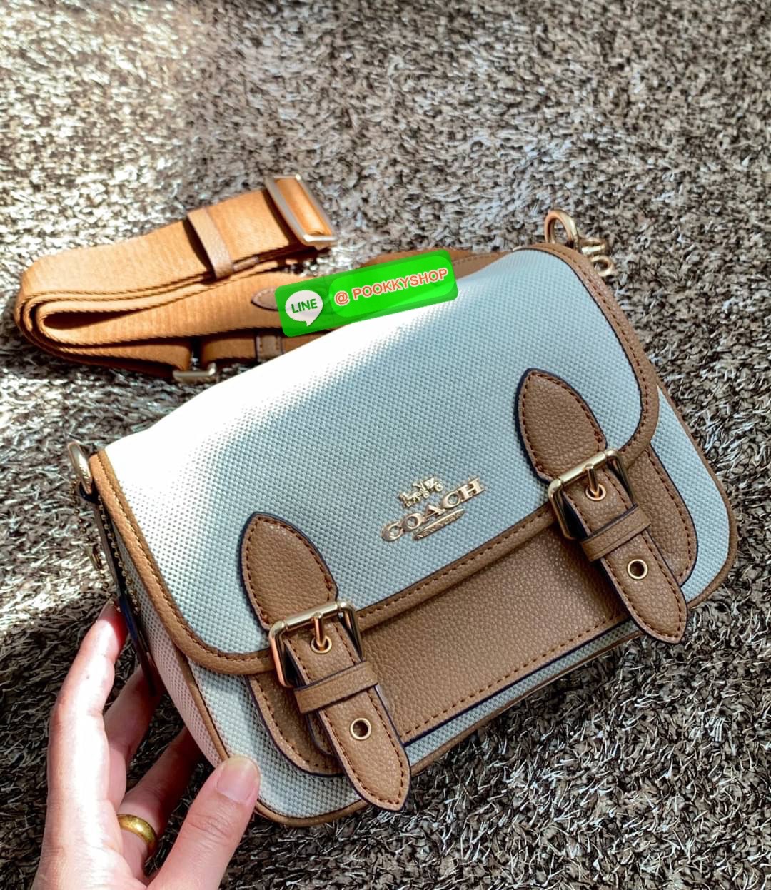 COACH LUCY CROSSBODY BAG((CA622)) 🔹พร้อมส่ง กระเป๋าสะพายแบบครอสบอดี้ร์ ทรงเก๋ วัสดุ แคนวาส+หนังแท้ ได้ลงตัวสวยงาม 🔹เปิดปิดกระเป๋าแบบกระดุมแป๊กสองข้าง ภายในมีข่องให้ใส่ของ3ช่องด้วยกัน ช่องค่อนข้างกางออกได้กว้าง จุของได้หลายอย่างเลยค่ะ มีช่อ