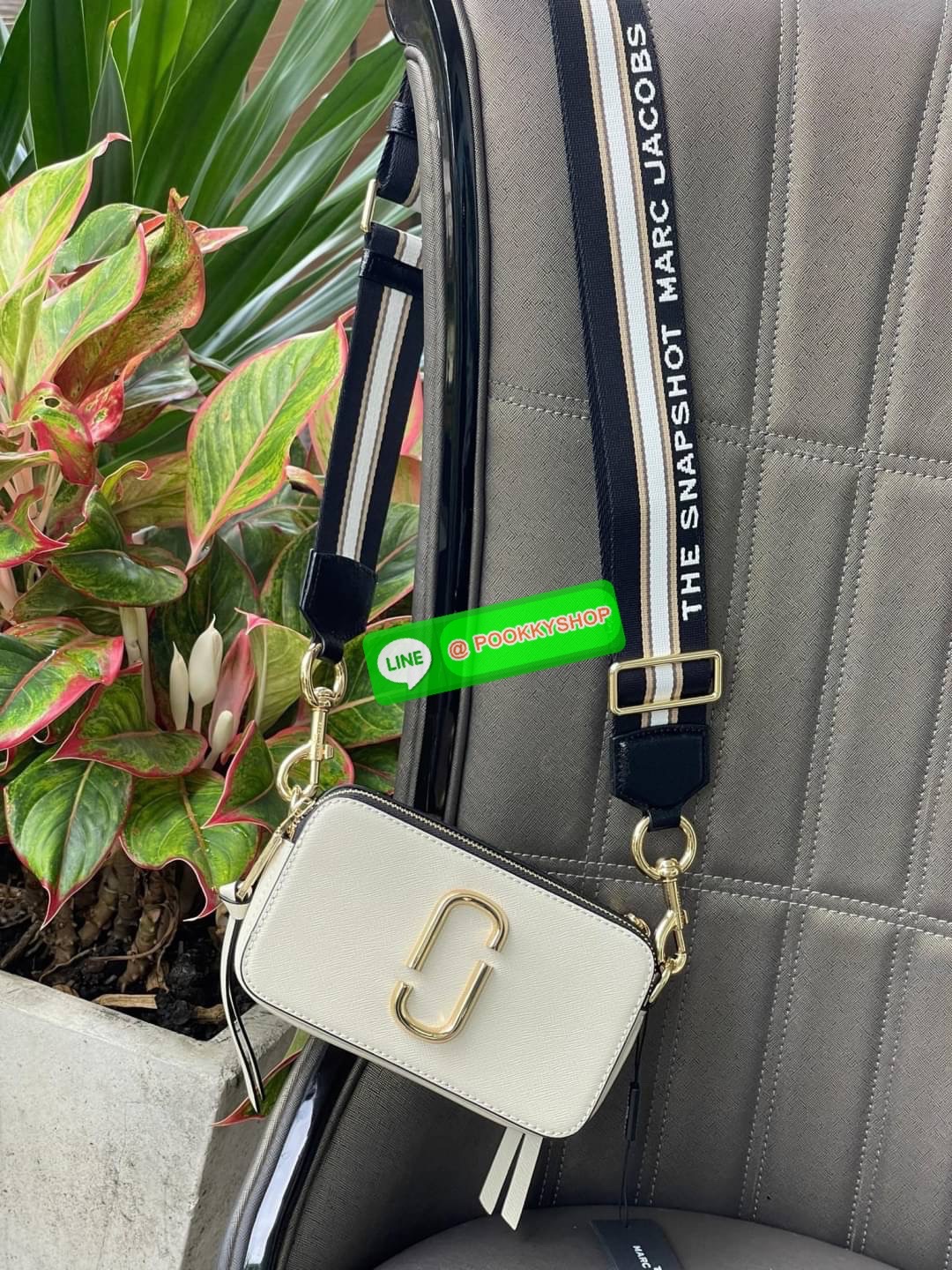 💕 Marc Jacobs Snapshot Bag กระเป๋าแบรนด์ดังจากสัญชาติอเมริกัน นับได้ว่ารุ่นนี้เป็นรุ่นทรงฮิตของ marc jacobs เลยทีเดียว โดยด้านหน้ากระเป๋าจะเป็นโลโก้แบบโลหะที่เป็นสัญลักษณ์ของแบรนด์นี้ มาพร้อมสายสะพายที่จะสะพายยังไงก็ดูโดดเด่น เพราะขนาดใหญ่ที่สกรีน