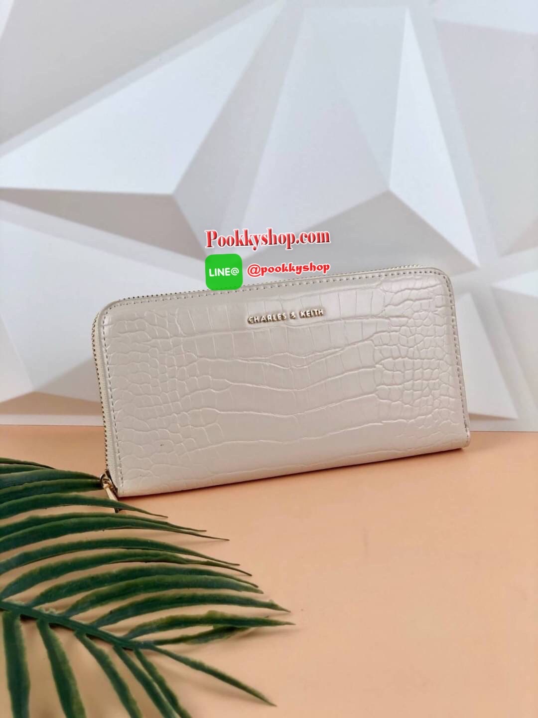 CHARLES & KEITH CROC-EFFECT MINI LONG WALLET กระเป๋าเงินใบยาวซิปรอบ ตัวหนังกระเป๋าพิมพ์ลายจรเข้ (croc) ด้านนหน้าปั๊มแบรนด์ เปิดปิดแบบซิปรอบ ก้านในจุบัตรได้ถึง 12 ใบ มีช่องซิปใส่เหรียญตรงกลาง จุบัตรจุแบงค์ สามารถใส่ iPhone plus ได้ค่า มีใบเดียวใช้ออกไปซื้อ