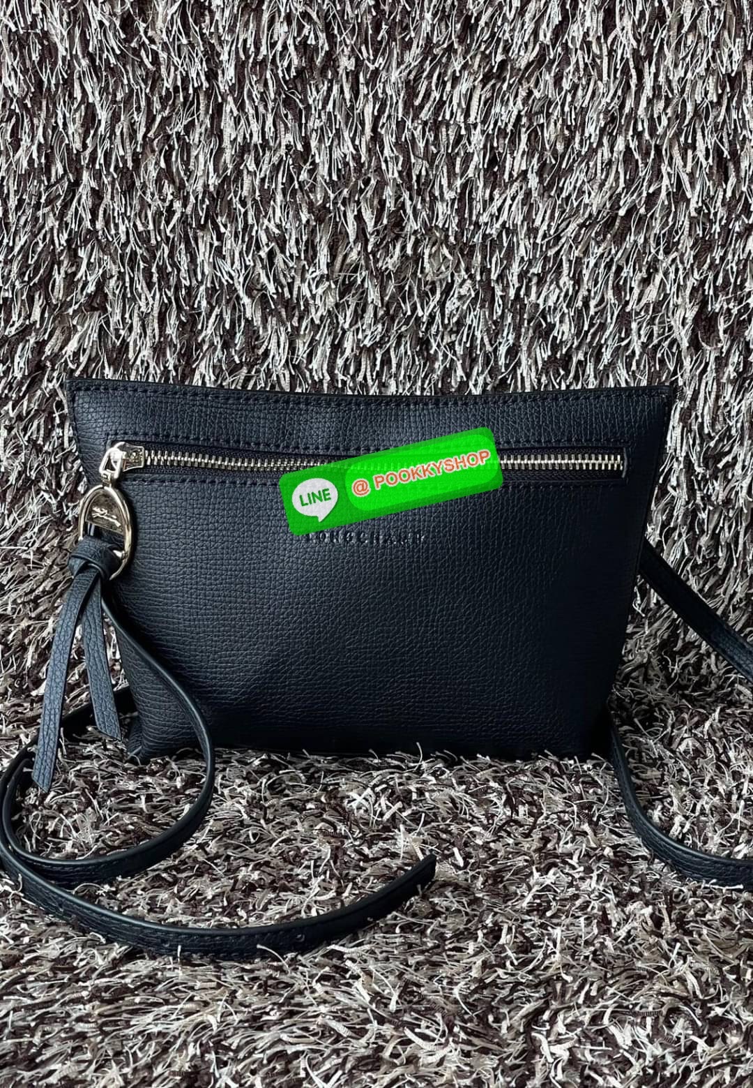 Longchamp MAILBOX Crossbody bag XS ดีไซน์ทรงคลัทช์ที่มีเส้นรูปทรงเรขาคณิตนี้จะรองรับสิ่งของจำเป็นทั้งหมดของคุณ มาพร้อมสายสะพายไหล่แบบปรับได้และถอดออกได้ สวมใส่ได้หลากหลายวิธีเพื่อเพลิดเพลินกับค่ำคืนของคุณอย่างอิสระ ได้แรงบันดาลใจมาจากMAILBOX การเย็บตะเข็บ