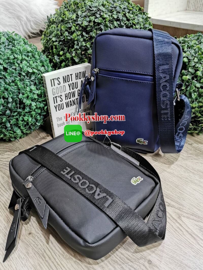 ห้ามพลาด‼️ NEW ARRIVAL! SAFFIANO SHOULDER BAG รุ่นใหม่ล่าสุดจาก Factory ดีไซน์ Unisex ใช้ได้ทั้งชายและหญิง วัสดุหนัง Saffiano เนื้อหนาอยู่ทรงสวยดูดี ด้านหน้ามีโลโก้แบรนด์ มี1ช่องใส่ของช่องหลักเปิดปิดด้วยซิปสะดวกใช้ ภายในมีช่องใส่ของและช่อง