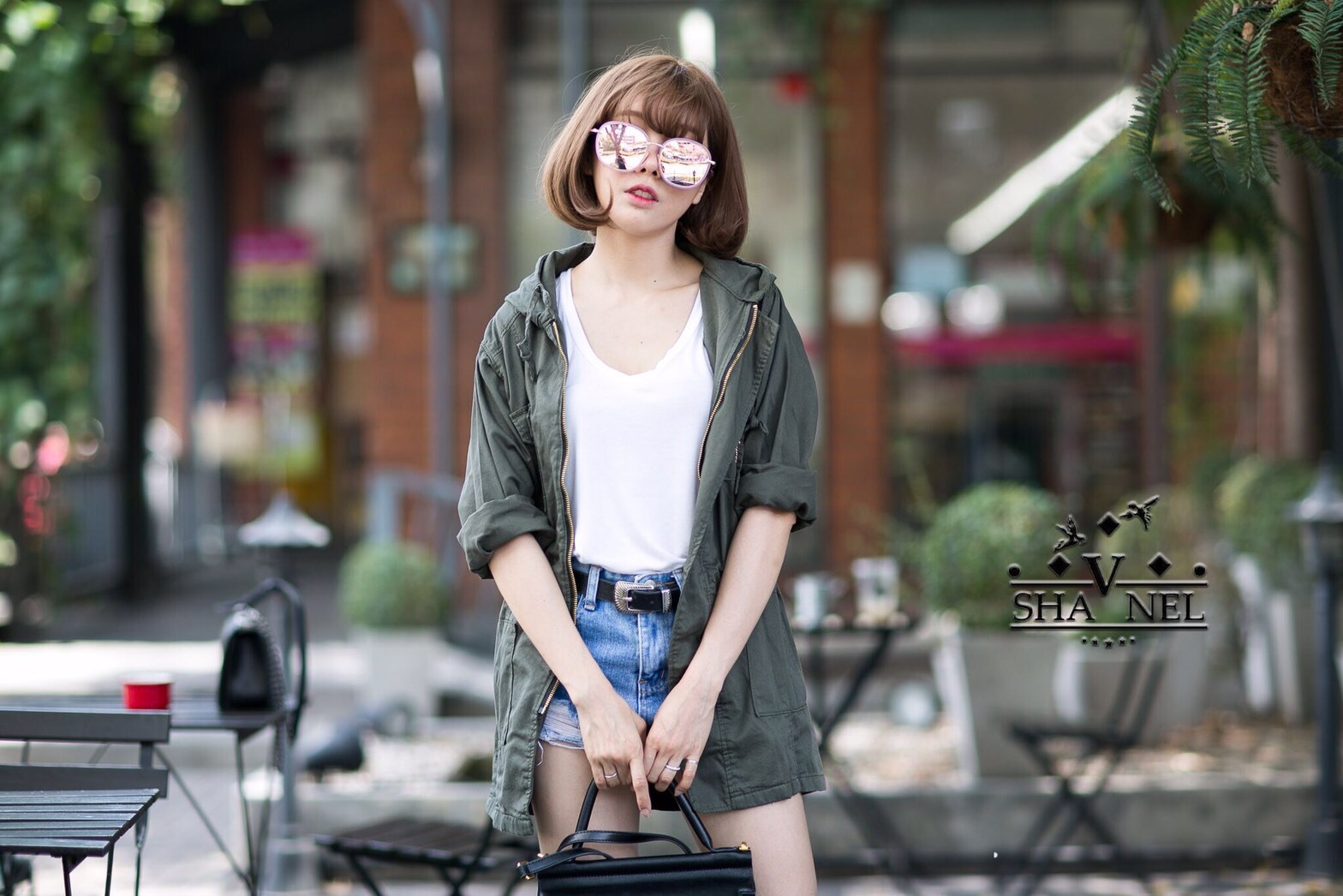 ขายดีที่สุด โค๊ทฮูทเสื้อคลุมทรงทหาร ช่วงเอวเป็นสายปรับรูดเอวได้ ผ้าสีใส่สบาย งานมาพร้อมป้ายเพชร V Chanel บอกเลยต้องมี ใส่แบบไหนก็เท่ห์ ได้ใจสุดๆๆ