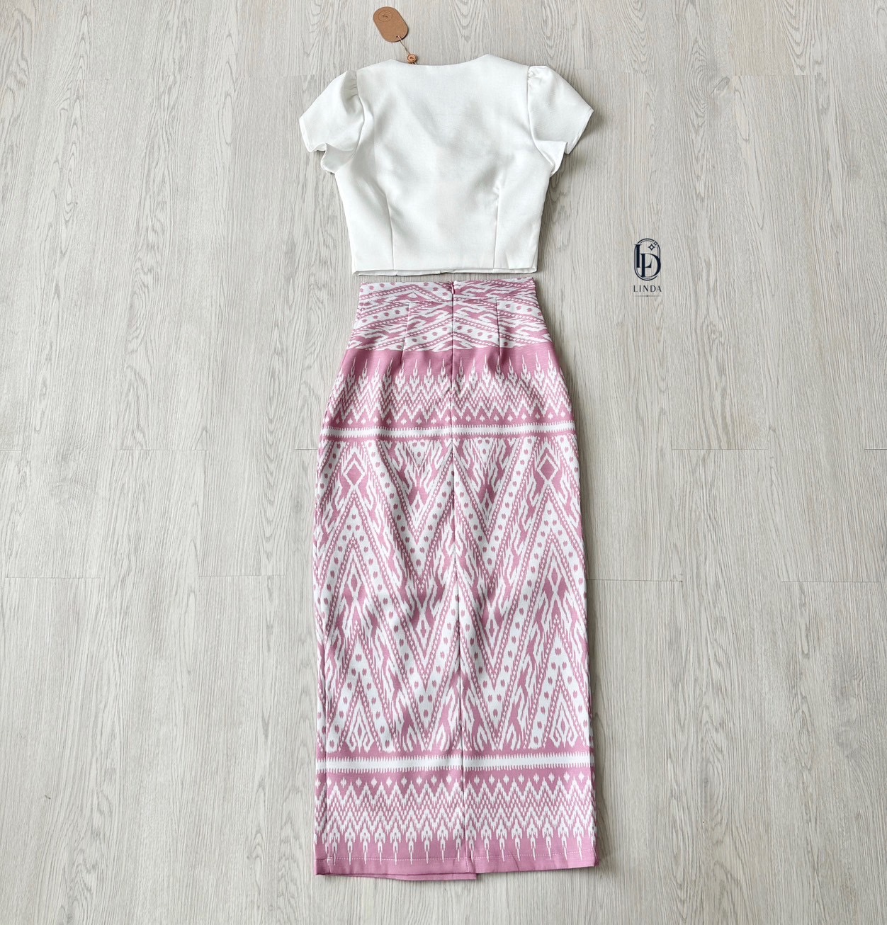 ชุดเซทแฟชั่น ชุดไทยสองชิ้นผ้าถุงเป็นผ้าพิมพ์ลายเกรดพรีเมี่ยม มีด้วยกันสองสีนะคะ สีฟ้าและสีชมพู