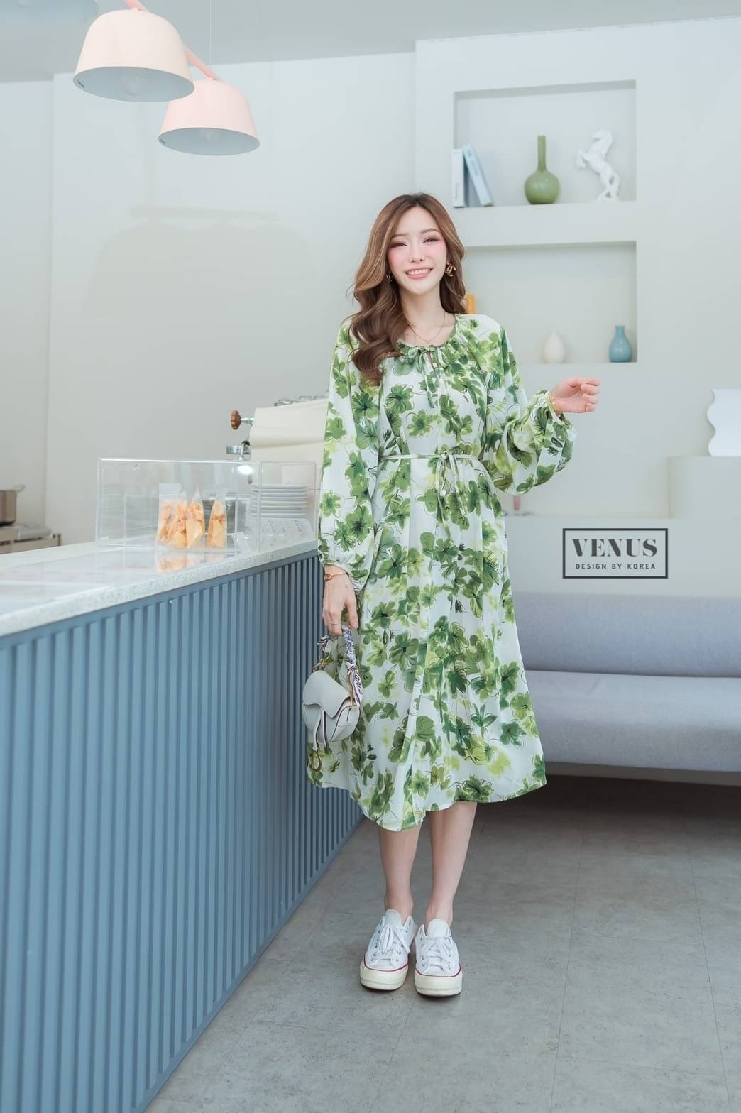 I'm Lady By Venus Flora MaxiDress แม๊กซี่เดรสแต่งแขนพอง ทรงปล่อยพิมพ์ลายดอกไม้ งานสวยน่ารักมากๆคะ ใส่สบายสุดๆคะ มาพร้อมกับสายผูกเอวเข้าชุดกันคะ แม๊ทกับรองเท้าผ้าใบก็น่ารักคะ