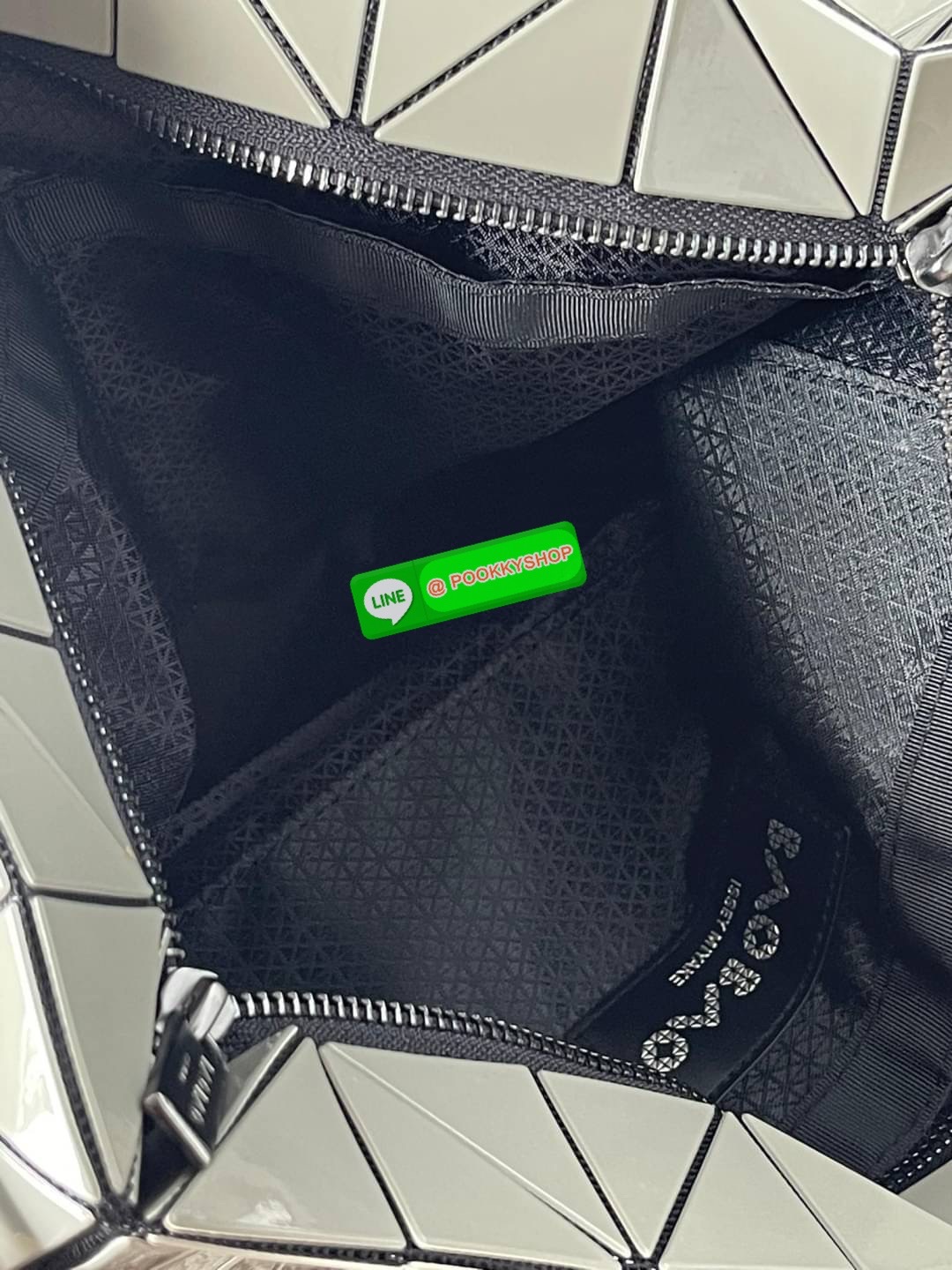 💕 Bao Bao Issey Miyake ROCK MATTE ซีรีส์นี้จะเป็นทรงสี่เหลี่ยมผืนผ้า มีซิปปิดด้านบน ถือเป็นรุ่นที่เหมาะกับการใช้งานในชีวิตประจำวัน สามารถพับมุมและบริเวณด้านล่างของกระเป๋าเพื่อเพิ่มความสะดวกสบายในการใช้งาน ทั้งยังช่วยให้วางกระเป๋าในแนวตั้งได้อีกด้ว