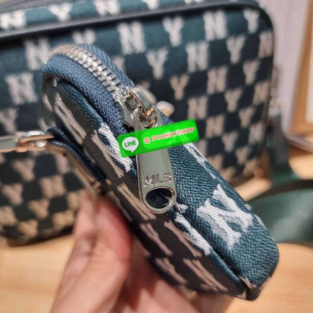 MLB JACQUARD MONOGRAM CROSSBODY BAG ฉุดไม่อยู่ ดาเมจแรงมาก!! กับกระเป๋าครอสบอดี้ ที่สายเกาต้องมี!! ดีไซน์ลวดลายโมโนแกรมเอกลักษณ์ ลงบนผ้า jacquard ได้อย่างลงตัวและสวยงาม เปิด-ปิดด้วยซิป ภายในโล่งกว้าง จุของสบายๆ มาพร้อมใบลูก และสายสะพายข้าง ให้ความคล่องตัว