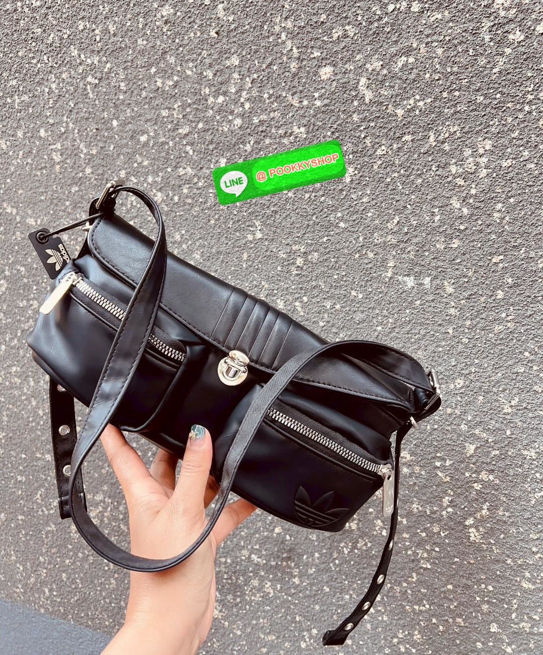ADIDAS ORIGINALS HOBO LEATHER SHOULDER BAG 🔖พร้อมส่ง! กับกระเป๋าแนวสตรีทที่ออกแบบให้ใช้งานได้ทุกโอกาศ ดีไซด์เก๋ ถูกใจสาวๆกันเลบทีเดียวค่า 🔖หนังแท้หนานิ่ม เนื้อแมทอย่างดีสวยมากๆ อะไหล่เงิน ด้านหน้าเป็นช่องซิปสำหรับใส่ของจุกจิก เปิด-ปิดกระเป