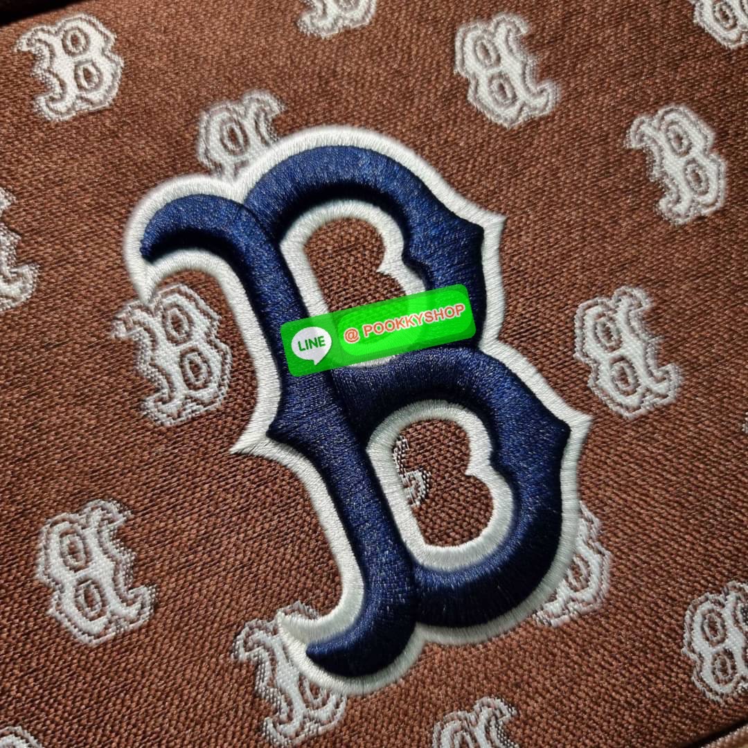 MLB JACQUARD MONOGRAM CROSSBODY BAG ฉุดไม่อยู่ ดาเมจแรงมาก!! กับกระเป๋าครอสบอดี้ ที่สายเกาต้องมี!! ดีไซน์ลวดลายโมโนแกรมเอกลักษณ์ ลงบนผ้า jacquard ได้อย่างลงตัวและสวยงาม เปิด-ปิดด้วยซิป ภายในโล่งกว้าง จุของสบายๆ มาพร้อมใบลูก และสายสะพายข้าง ให้ความคล่องตัว