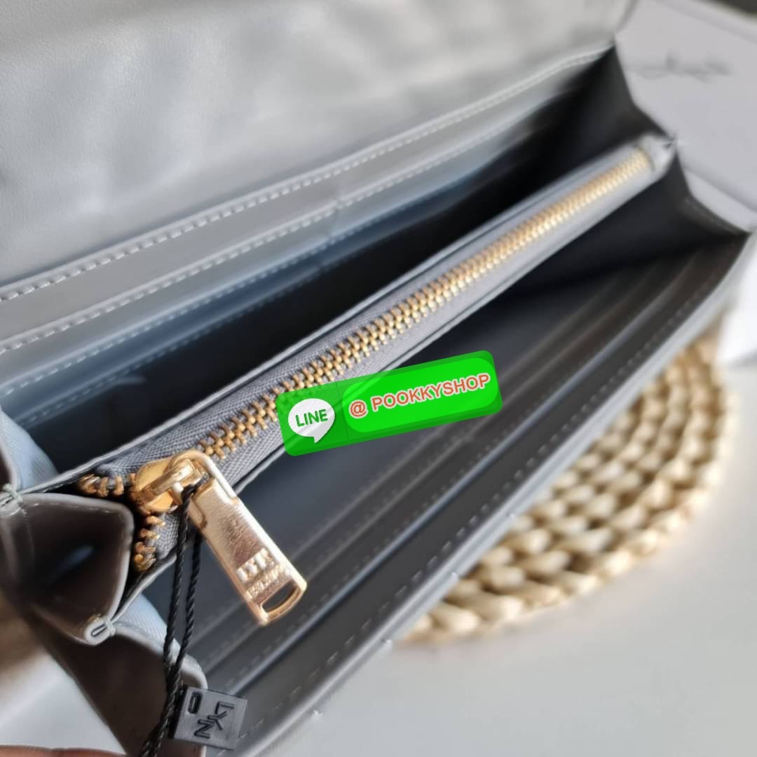 กระเป๋าสตางค์ Lyn ใบยาวแบบฝาพับ รุ่นนี้มองแล้วละมุนมากค่ะ ใบยาวขนาดกำลังดี โทนสีดูอบอุ่นด้วย ใส่บัตรใส่แบงค์ใส่เหรียญ ได้ครบ ใครกำลังเล็งหาของขวัญของฝาก หรือมองหากระเป๋าใบใหม่ แนะนำเลยจ้า