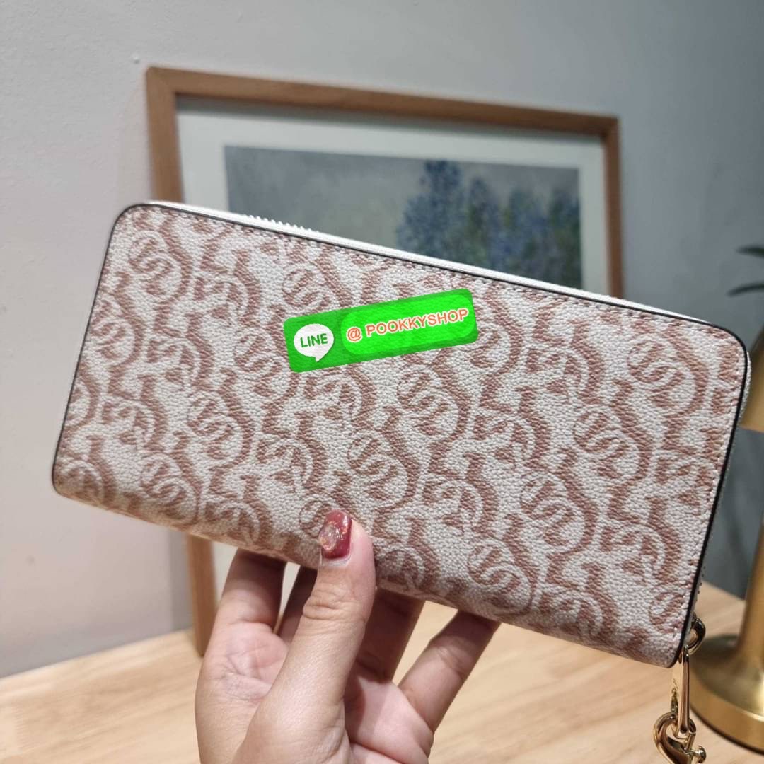 COACH CF521 LONG ZIP AROUND WALLET WITH SIGNATURE MONOGRAM 🔆 Details กระเป๋าสตางค์ใบยาว คอลเลคชั่นใหม่ กับดีไซน์ใหม่ ฉีกกฏทุกการดีไซน์ ด้วยลวดลายโมโนแกรมรอบใบโดดเด่น สะดวกใช้งานด้วยสายคล้องมือที่สามารถถอดออกได้ พกพกง่ายที่สุด รูดใช้งานด้วยซิปรอบใบ