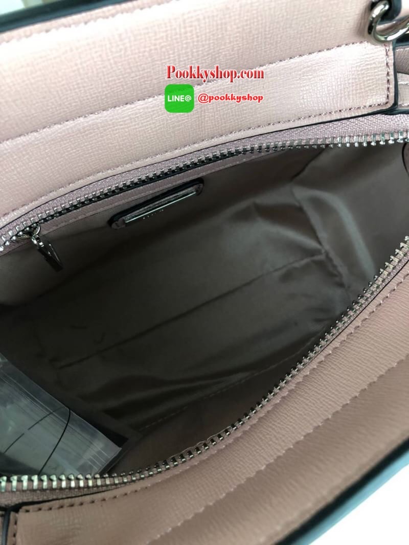 Lyn Handbag กระเป๋าถือ/สะพายวางอยู่ทรง ด้านหน้ามีปั๊มโลโก้แบรนด์ มาพร้อมพวงกุญแจหนังเข้าสีกระเป๋า มีหมุดรองฐานทั้ง 4 มุม หูหิ้วสามารถพับลงได้ เปิดปิดแบบซิป ด้านในมีช่องซิปเล็ก 1 ช่อง สามารถใส่ iPhone plus กระเป๋าเงินใบกลางได้สบายๆค่ะ มีสายสะพายยาวหนังปรับ