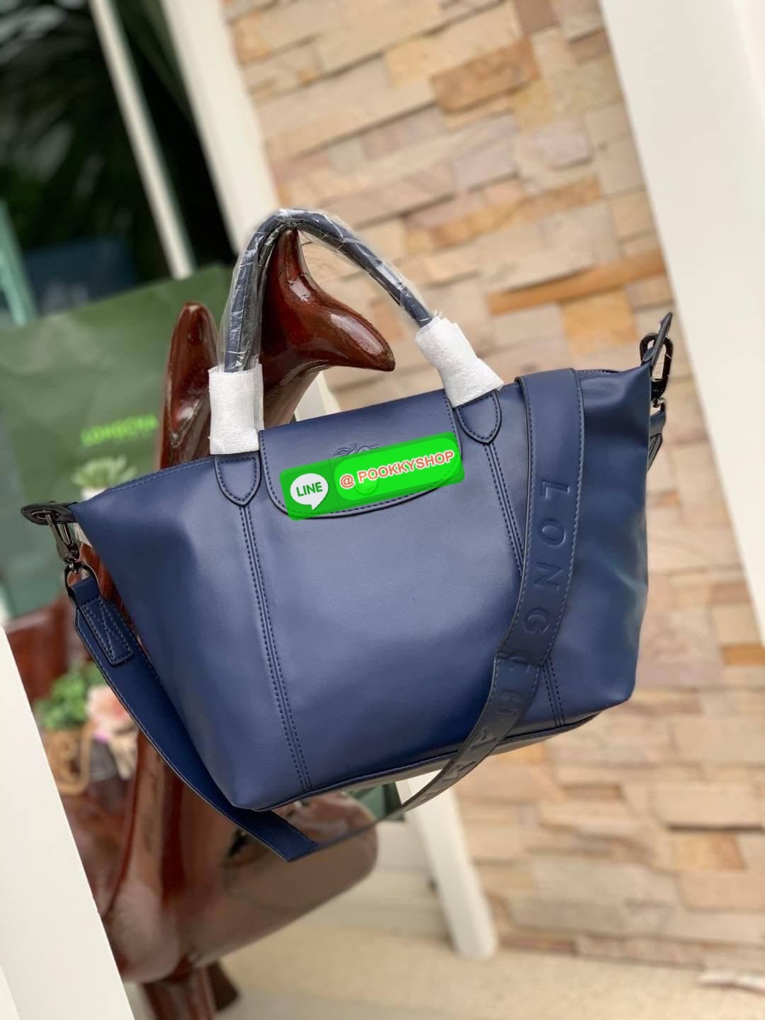 Longchamp LE PLIAGE CUIR TOP HANDLE BAG S เรียกว่าเป็นกระเป๋าอีกหนึ่งรุ่นที่ไม่ว่ายังไงก็ฮอตฮิตและติดเทรนด์ตลอดไม่เคยเปลี่ยนกับ ทรง Le Pliage Cuir หนึ่งในตระกูลกระเป๋าสุดไอคอนิกจากแบรนด์ เมื่อรุ่น Le Pliage Cuir ในรูปแบบของหนังแกะ Metis ได้ถือกำเนิดขึ้นใน