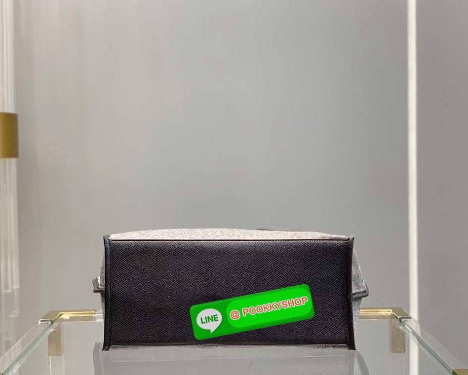 LongChamp Roseau Essential Shoppimg Bag L กระเป๋าTote วัสดุผ้าขนสัตว์ ซับในผ้าฝ้ายที่จับด้านบนหนังวัว กระเป๋าสะพายใบนี้มีขนาดพอเหมาะ กว้างพอที่จะใส่เอกสารทั้งหมดของคุณและจะไปกับคุณตลอดทั้งวัน! น้ำหนักเบา ปิดด้วย ระบบยึดสแน็ปอิน หรูหรา เหนือกาลเวลา และเปี่