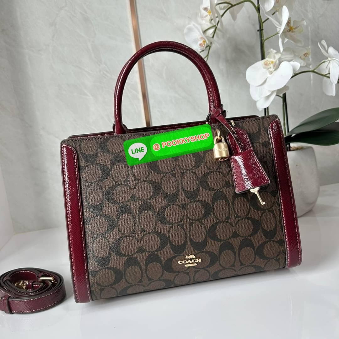 COACH ZOE CARRYALL IN SIGNATURE CANVAS (F87665) 🔖กระเป๋าถือหรือสะพาย ผู้ดีคุณนาย 🔖วัสดุหนังแคนวาส ตัดขอบหนังแท้ 🔖🔖เปิด-ปิดด้วยซิปคู่ ตกแต่งด้วยตัวล็อคแม่กุญแจห้อยด้านหน้า ด้านในเป็นช่องกว้างใส่ของได้เยอะ 🔖สายสะพายยา