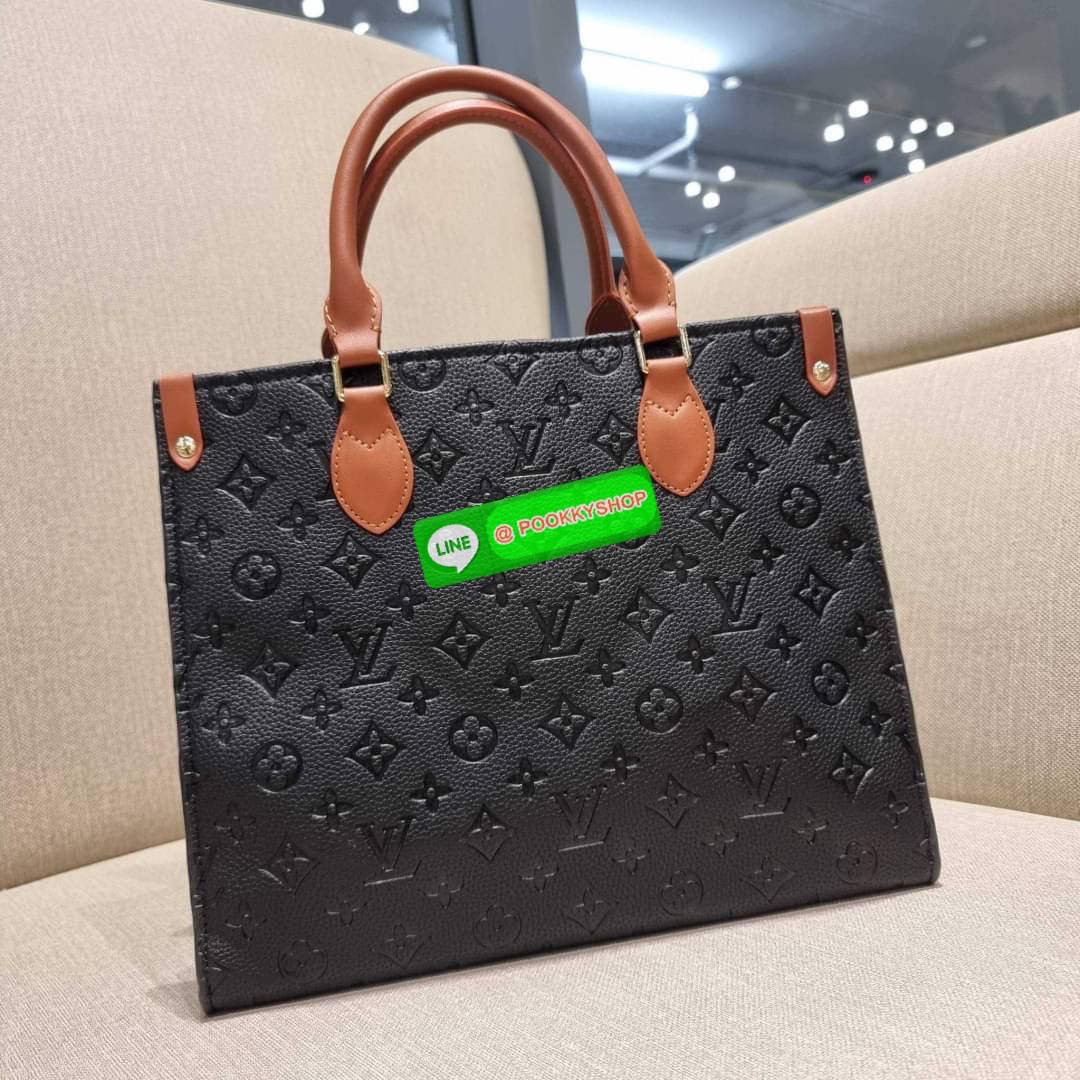 New arrival!! LV crossbody tote bag ดีไซน์สวยคม สมราคา ดูแพงไปอีก ด้วยดีเทลลายของหนัง crossgrain กระเป๋าทรงโท้ทจากเคาน์เตอร์ dutyfree คลาสสิค ผู้ดียืนหนึ่ง โทนสีใช้งานง่าย แมทช์ได้ทุกลุค มาพร้อมหูจับในตัว แบบหูหิ้ว และหูยาวสำหรับสะพายไหล่ เก๋มาก ชิคมาก ภา