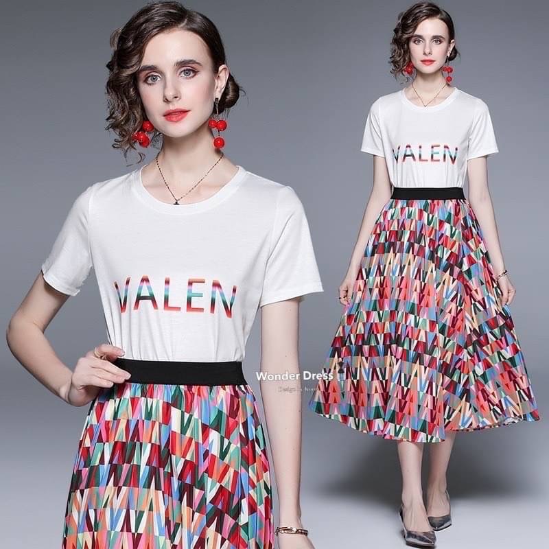 NEW ARRIVAL KOREA DESIGN BY WONDER DRESS สินค้าพร้อมส่งจร้า เซทเสื้อยืดกับกระโปรงสีสันสดใส ดีเทลเสื้อยืดแขนสั้นสีขาวสกรีนช่วงหน้าอก จับคู่มากับกระโปรงอัดพีสรอบตัวสีสันสวยงาม งานสวยดูดี สวมใส่ได้ตลอดเลยคะ