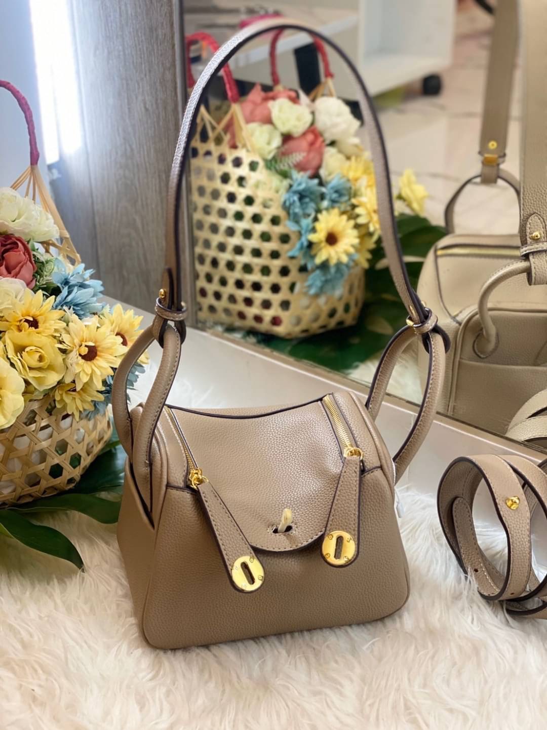 กลับมาเเล้วค่า Lindy 20cm หนัง PU premium ที่ลูกค้าถามกันมาเยอะมากกก รอบนี้หนังสวยมากๆๆ สายสะพายแบบเรียบหรู มีห่วงรัดสายสองข้าง มี 2 สายนะคะ มีซิลิโคนปิดลูกบิดกันรอย งานเนี้ยบสุด ยิ่งใช้ยิ่งนิ่มมม กระเป๋าทรงสวยนุ่ม Flexible มากๆ จุของได้ทุกสิ่ง จะใช้ไปทำง