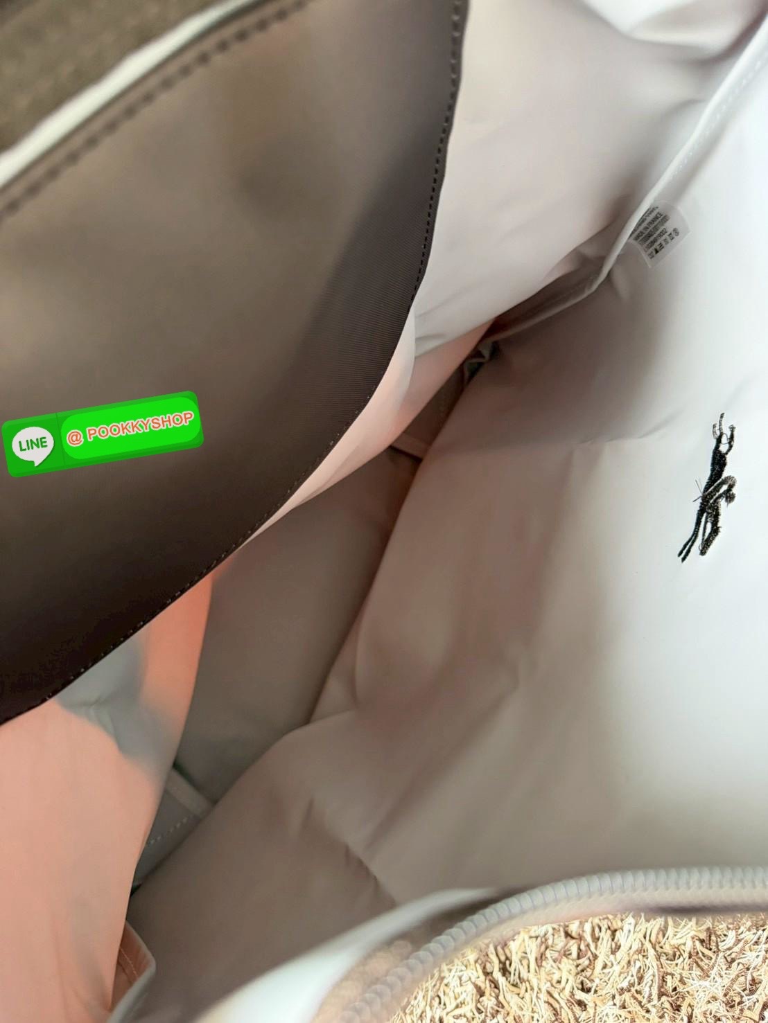 💕LONGCHAMP LE PLIAGE M BACKPACK กระเป๋าเป้น้ำหนักเบาพิเศษนี้ผลิตจากผ้าใบไนลอนรีไซเคิลที่ทนทานและพับเก็บได้ เหมาะสำหรับทุกโอกาส การออกแบบอเนกประสงค์และมีพื้นที่ภายในกว้างขวางที่สามารถเก็บแล็ปท็อปหรือโน๊ตบุ๊กได้ ในขณะที่สายสะพาย ปรับระดับได้ แมตช์ได