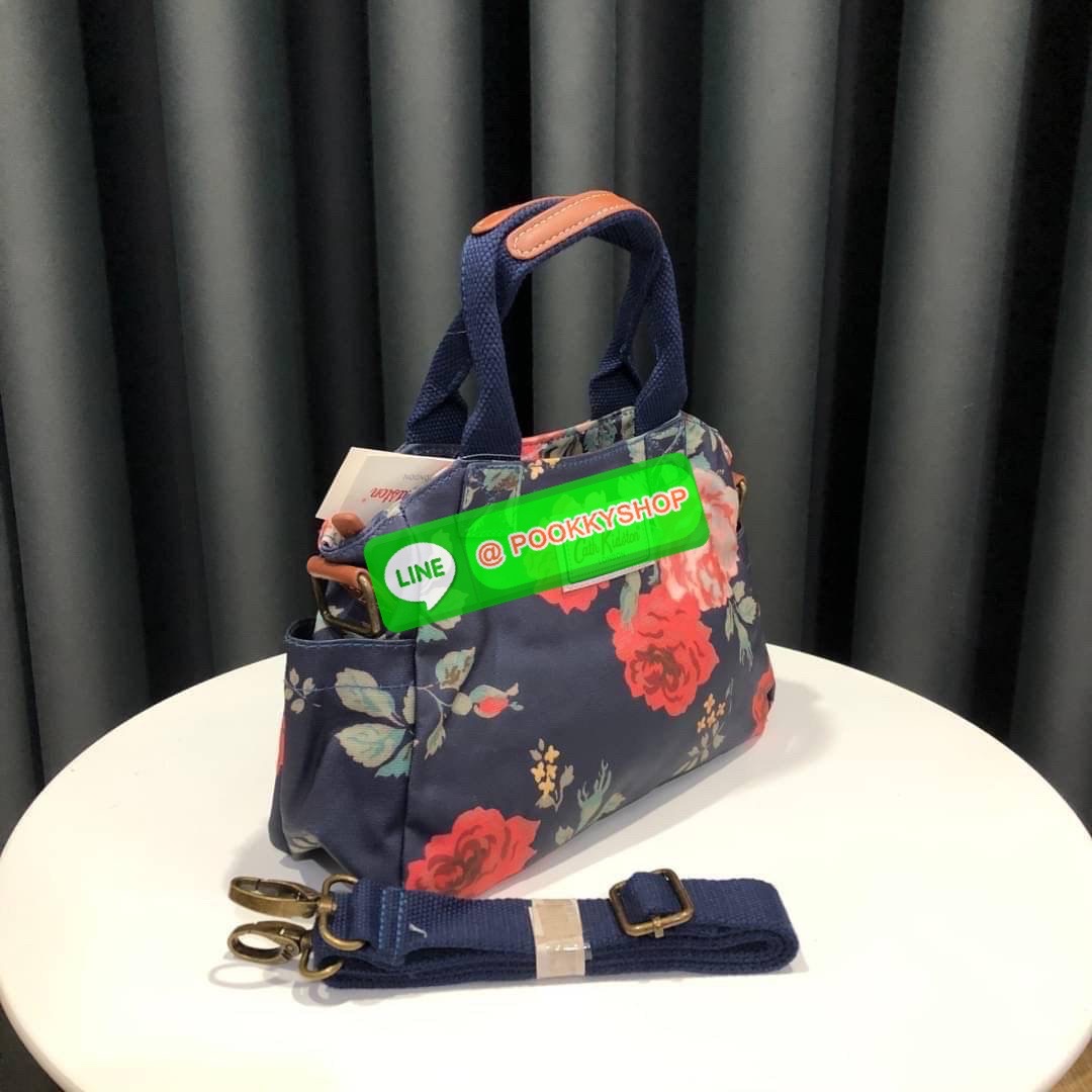 Cath Kidston Mini day Bag กระเป๋าถือหรือสะพายสุดชิค เหมาะสำหรับใช้สะพายในวันทำงานหรือวันสบายๆ เก็บของใช้ระหว่างวันได้เยอะค่ะ เปิด-ปิดด้วยซิป ด้านในมี 1ช่องใหญ่ ช่องซิป 1ช่องและช่องเล็กให้แยกเก็บมือถือของจุกจิก สวยคุ้มมากๆ มีหูจับ มาพร้อมสายสะพายยาวปรับระด