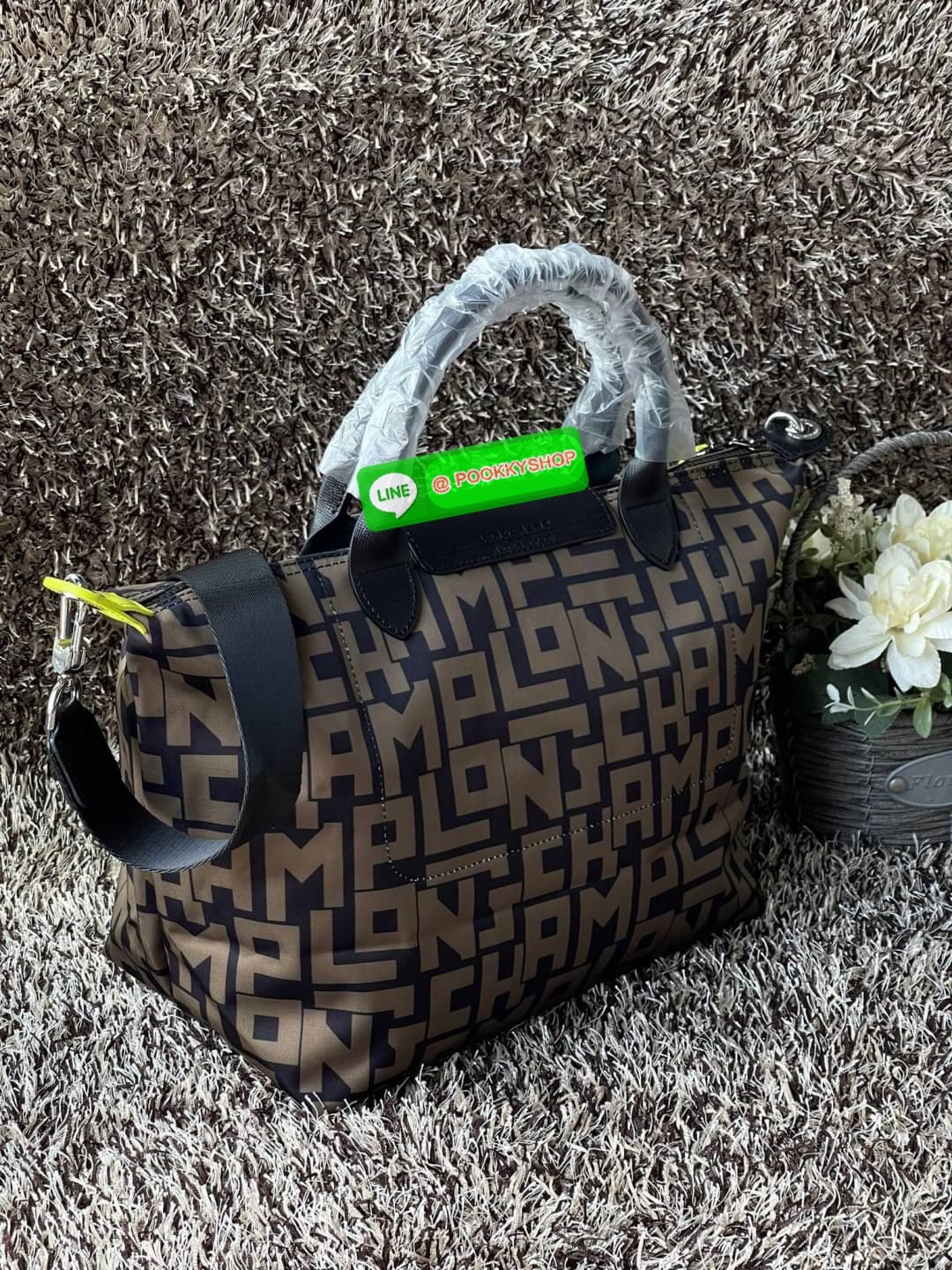 💕Longchamp LE PLIAGE LGP TOP HANDLE BAG M พบกับคอลเลคชั่นใหม่ล่าสุด มีดีไซน์ที่เรียบหรูและคลาสสิก แฝงด้วยลูกเล่นแบบเฟมินีน แถมยังมีน้ำหนักเบาอย่างไม่น่าเชื่อ มาพร้อมกับหูจับกระเป๋าคู่และฝาปิดแบบกระดุม กระเป๋าถือใบนี้สามารถใช้ถือแบบทั่วไป มีสายสะพา