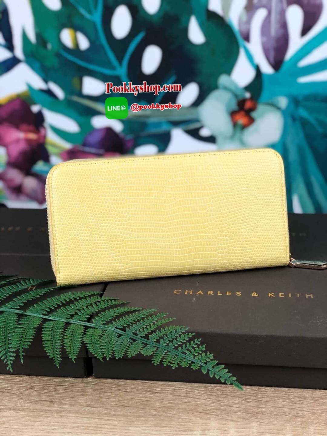 CHARLES & KEITH CROC-EFFECT LONG WALLET กระเป๋าเงินใบยาวซิปรอบ หนังปั๊มลายจรเข้ทั้งใบ ด้านในกระเป๋าแบ่งเป็น 3 ช่องใหญ่ มีช่องซิปใส่เหรียญตรงกลาง จุการ์ด 12 ช่อง สามารถใส่ธนบัตรได้ตามยาวอีก 2 ช่อง ใส่ iPhone plus ได้นะคะ❤️ รุ่นนี้มีแต่สีน่ารักๆเลยค่