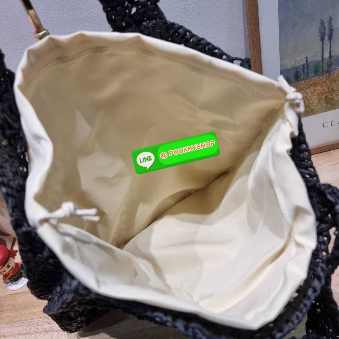 PRADA RAFFIA TOTE BAG สวยไม่ซ้ำใคร สไตล์บีช เหมาะมากกับการสะพายไปเที่ยวทะเล หรือจะใช้ในวันสบายๆก็ตอบโจทย์ กับกระเป๋าสะพายสานใบใหญ่ ตัวกระเป๋าเป็นวัสดุสังเคราห์จากธรรมชาติ สานทอเต็มใบออกมาเป็นลวดลายสวยงาม มีกระเป๋าซับในให้ สำหรับใส่ของเป็นสัดส่วน และรูดปาก