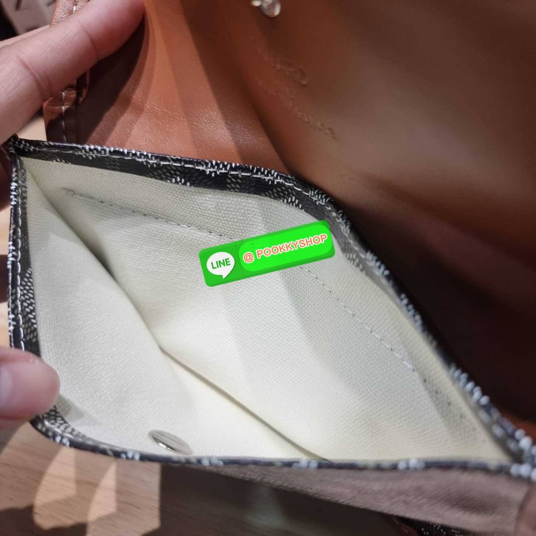 GOYARD BOHEME HOBO BAG ใหม่สุดคุ้ม กับกระเป๋าสะพายทรงโฮโบ ใบใหญ่จุใจ!! มาครบสีขายดี เลิศทุกสี รูปทรงคลาสสิค ดีไซน์เป็นเอกลักษณ์ วัสดุหนังแคนวาสพิมพ์ลายสวยคม ปากกระเป๋ามีซิปเปิด-ปิดกันของหล่นได้ ภายในโล่งกว้างมาก มาพร้อมสายคล้องในตัว ทนทาน สะพายสวยๆได้ทุกว