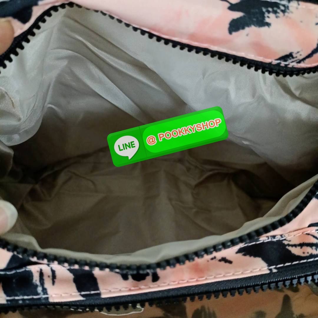 KIPLING RETH CROSSBODY BAG วัสดุ Nylon+polyester กระเป๋าสะพายข้างหรือ สะพาย Crossbody ได้ เปิด-ปิด ด้วยซิปปั๊มแบรนด์ที่หางซิป พร้อมช่องช่องหน้าแยกใส่ของใช้เล็กๆ น้อยๆ ได้ ช่องหลัก 2 ช่อง ด้านในโล่งกว้าง สามารถจุสัมภาระได้เยอะ มีช่องซิปด้านในและสายคล้องพวง