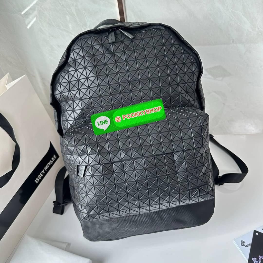 BAO BAO ISSEY MIYAKE KURO DAYPACK BACKPACK 🔖กระเป๋าเป้รุ่นฮอตทรงเรขาคณิตที่สุดในญี่ปุ่น KURO ภาษาญี่ปุ่นคือมาความเก๋ไก๋ เป็นกระเป๋าเป้ที่น้ำหนักแต่สามารถรับน้ำหนักได้ดี 🔖วัสดุ โพลียูรีเทน(Polyurethane) น้ำหนักเบา มีความแข็งแรง 🔖เปิ