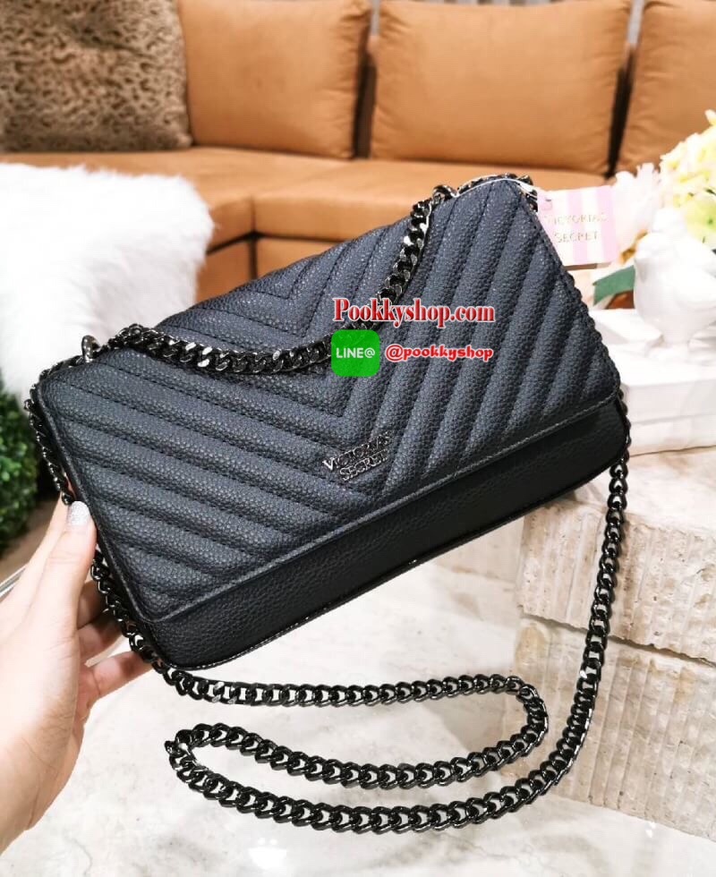 ReStock BEST SELLER! VICTORIA'S SECRET Quilted Chain Crossbody Sling Bag กระเป๋าสะพายรุ่นใหม่ล่าสุดจาก Victoria's Secret วัสดุหนังแกะสังเคราะห์ชึ้นลายริ้วหนังสวยอยู่ทรงไม่ย้วยดีไซน์สุดหรูคุณหนูไฮโซ เปิดปิดด้วยฝาปิดกระดุมแม่เหล็ก ภายในมีโลโก้และช