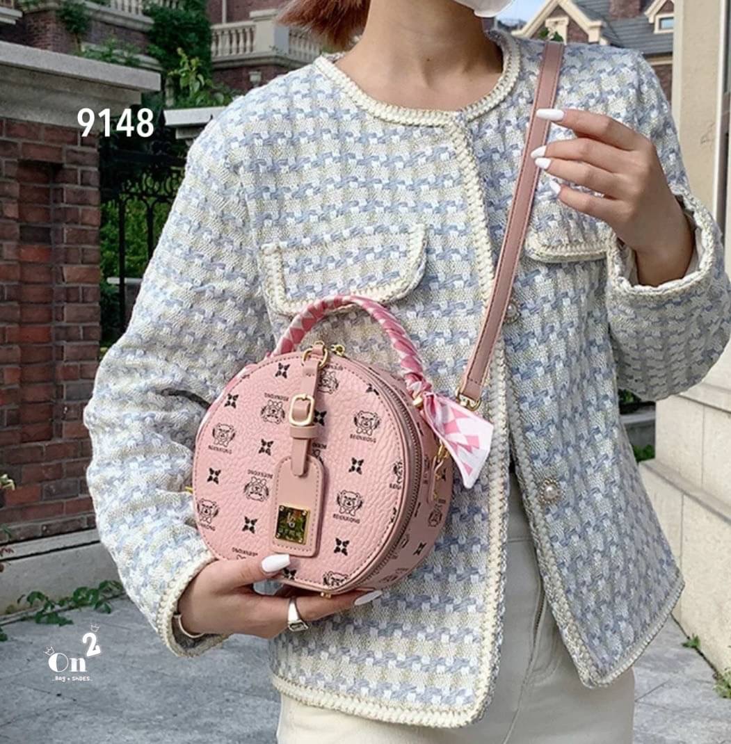 NEW-IN🤎🤎ใบนี้น่ารักมากค่ะ มาใหม่ทรงกลม งานคุณภาพเช่นเคย มาพร้อมสายยาวครอสบอดี้ พกใบเดียวจบ แนะนำเลยค่า✨