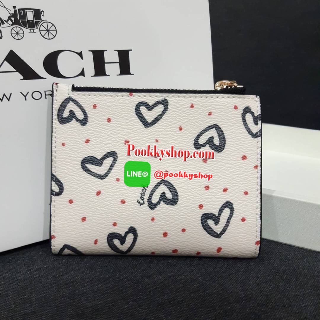 COACH 91058 SNAP CARD CASE WITH CRAYON HEARTS PRINT กระเป๋าสตางค์เก็บบัตร ลายปริ้นท์หัวใจเพ้นท์ ♥️ น่ารักน่าใช้ วัสดุหนังแคนวาสเคลือบ เปิด-ปิดด้วยกระดุม ภายในมีช่องใส่บัตร และใส่ธนบัตรได้ พร้อมช่องซิปแยกใส่เหรียญได้อีก พกพาง่าย สะดวก ไม่กินพื้นที่ก