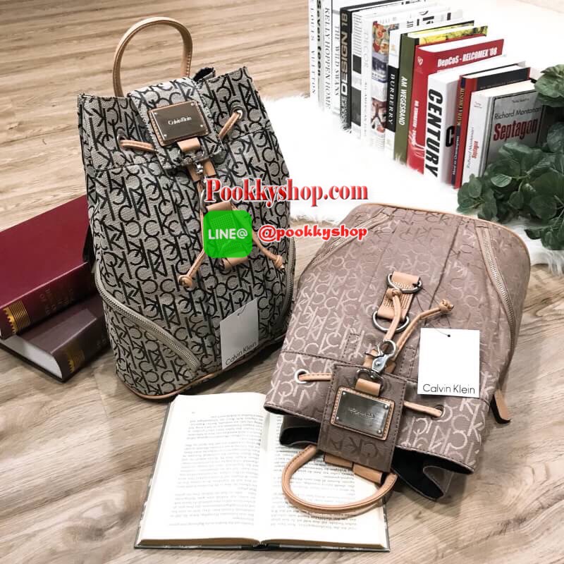 พร้อมส่ง NEW! CALVIN KLEIN JEANS BACKPACK BAG กระเป๋าสะพายรุ่นใหม่ล่าสุดจาก Calvin Klein Jeans วัสดุ Canvas + Polyester 100% คุณภาพดีเนื้อหนาพิมพ์ลายCk รอบใบ เปิดปิดด้วยฝาปิดประดับโลโก้อะไหล่เงิน ด้านข้างมีช่องซิป ภายในมีโลโก้ ช่องซิป ช่องมือถือ ใส่ ipad