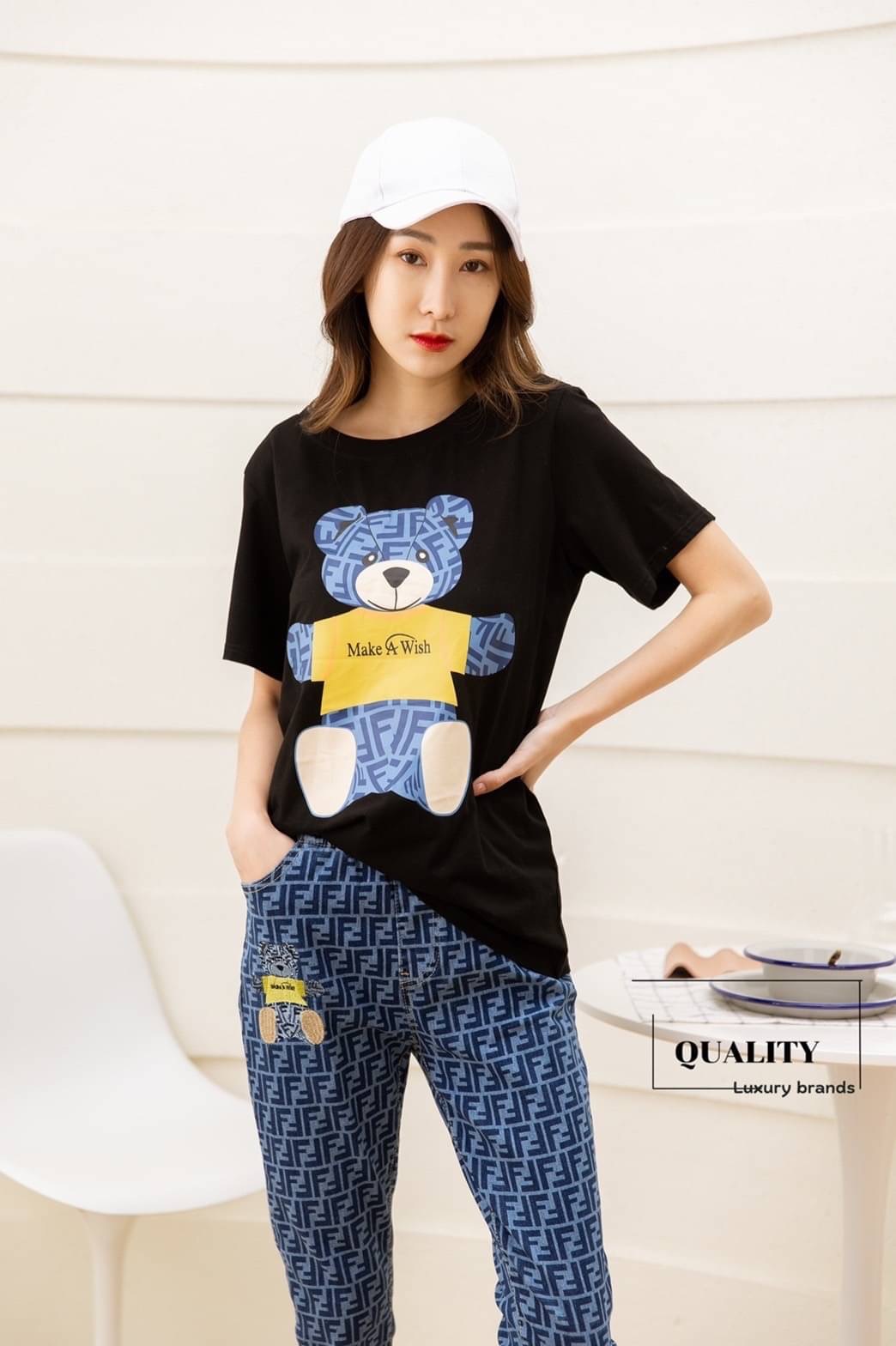 พร้อมส่ง!!! Set jeans เสื้อ+กางเกงขายาว Fendi งานป้าผ้ายืดกระชับได้ผ้าดีมาก ใส่สบาย กางเกงยีนยืดปักโลโก้ เอวสป๊อต มีกระเป๋า 2 ข้างใส่สบาย รีบจัดแนะนำเลย การันตีคุณภาพดีสุด 10/10 lable Fendi