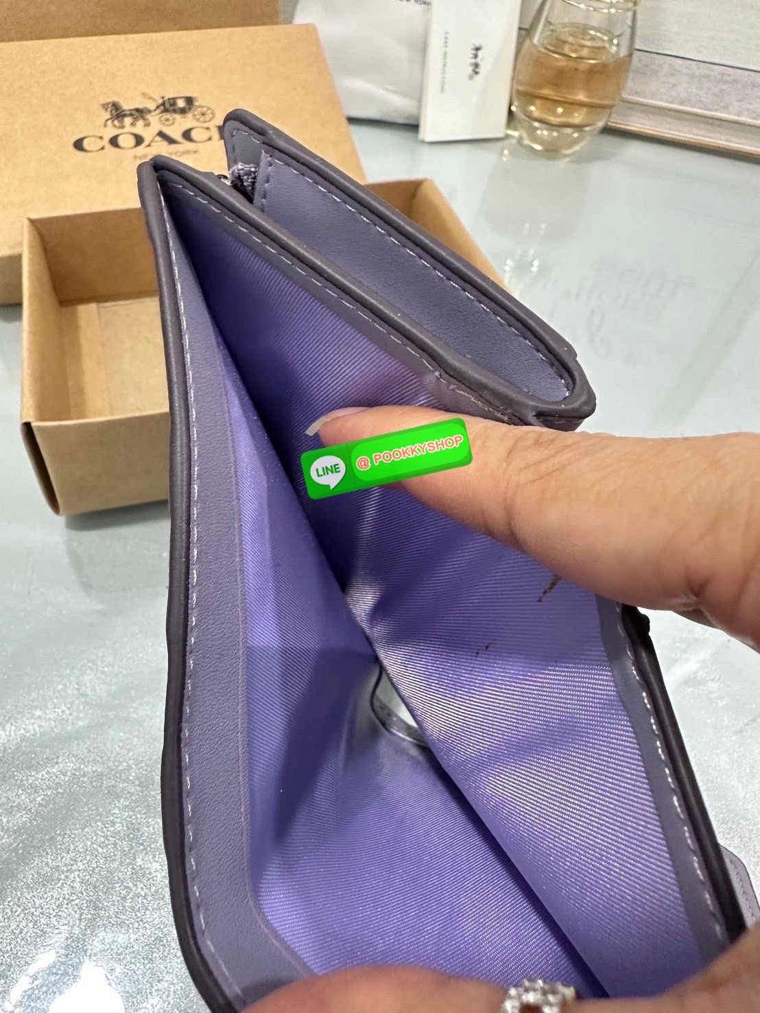 ❤️COACH MEDIUM CORNER ZIP WALLET IN SIGNATURE CANVAS💜 คอลเลคชั่นใหม่งานหรู งานดูแพง จัดให้เลย!! กระเป๋าสตางค์ใบกลาง ดีไซน์ใหม่ สุดหรู แค่เห็นก็ต้องเลิฟ ถือใช้ขับผิวทุกสี วัสดุหนังแท้ปั๊มลายนูนสวยคม ภายในมีช่องใส่บัตร ใส่ธนบัตรได้ครบ และมีช่