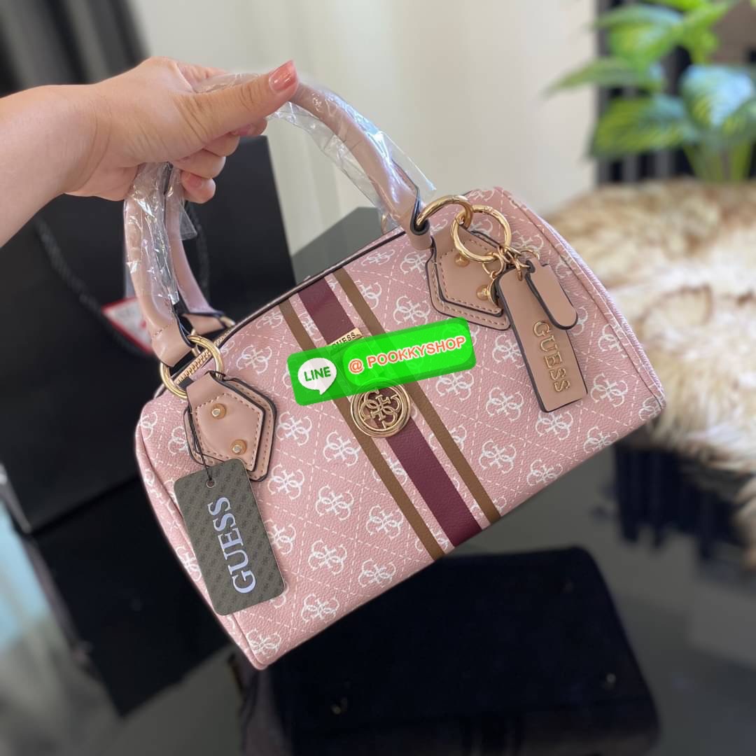 GUESS JENSEN BOX SATCHEL กระเป๋าทรงหมอน ประดับพวงกุญแจโลโก้แบรนด์ด้านหน้ากระเป๋า มีหมุดรองฐานตั้งอยู่ทรง มาพร้อมกับสายสะพายยาวปรับระดับได้ ภายในซับในตราแบรนด์อย่างดี รุ่นนี้สวยงามมากค่ะ สินค้าถ่ายจากงานจริง ใครได้ไปรับรองไม่ผิดหวัง❤️