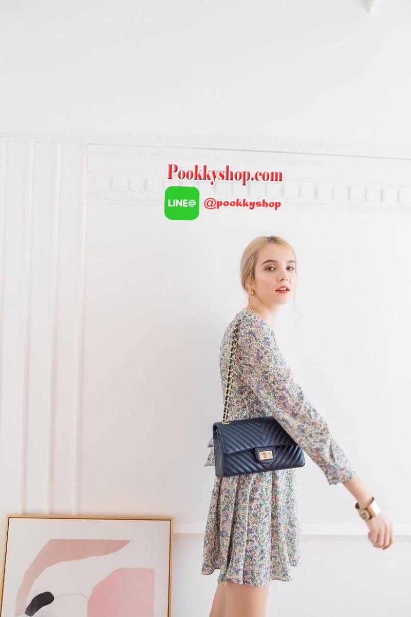 มาเพิ่มละค่า งาน Best Seller พร้อมสีใหม่สวยๆ มาให้เลือกเพิ่มอีก 2 สี !! KEEP รุ่น shoulder chevron chain handbag สวย หรู มากๆ เลยน๊า กระเป๋าอยู่ทรง หนังตัวใหม่ Microfiber สวย ทนกว่าเดิม ตัวกระเป๋าเย็บประณีต สายโซ่ปรับ สั้น ยาวได้คะ ภายในสีแดง มีช่องใส่ของ