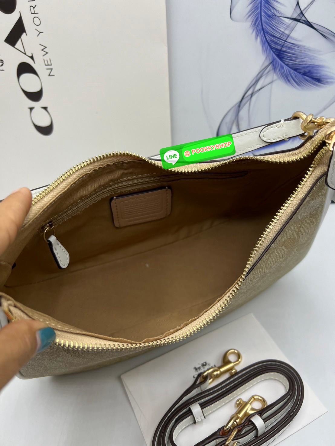 Coach Teri Hobo In Signature Canvas กระเป๋าคล้องไหล่และสะพายข้าง วัสดุแคนวาส+หนังแท้ เปิด-ปิดกระเป๋าแบบซิป ภายในโล่ง มีช่องซิป1ช่อง ช่องใส่ของจุกจิกอีก1ช่อง ด้านหลังมีช่องซิป1ช่อง มีสาย2เส้น สำหรับคล้องไหล่และสะพายข้าง