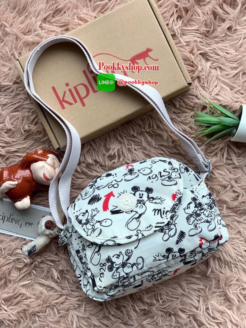 Kipling & Mickey Limited Edition Flax Shoulder Bag กระเป๋าสะพายข้างทรงcrossbodyรุ่นใหม่!!ปรับความยาวสายให้เข้ากับลำตัวได้ฟรีไซส์ วัสดุไนล่อนคุณภาพสูงและน้ำหนักเบา กันน้ำได้ ด้านหน้ามีช่องให้หนึ่งช่อง เปิดปิดช่องซิปหลัก แบบซิปเดียว ภายในกว้างของและมีช่องซิ