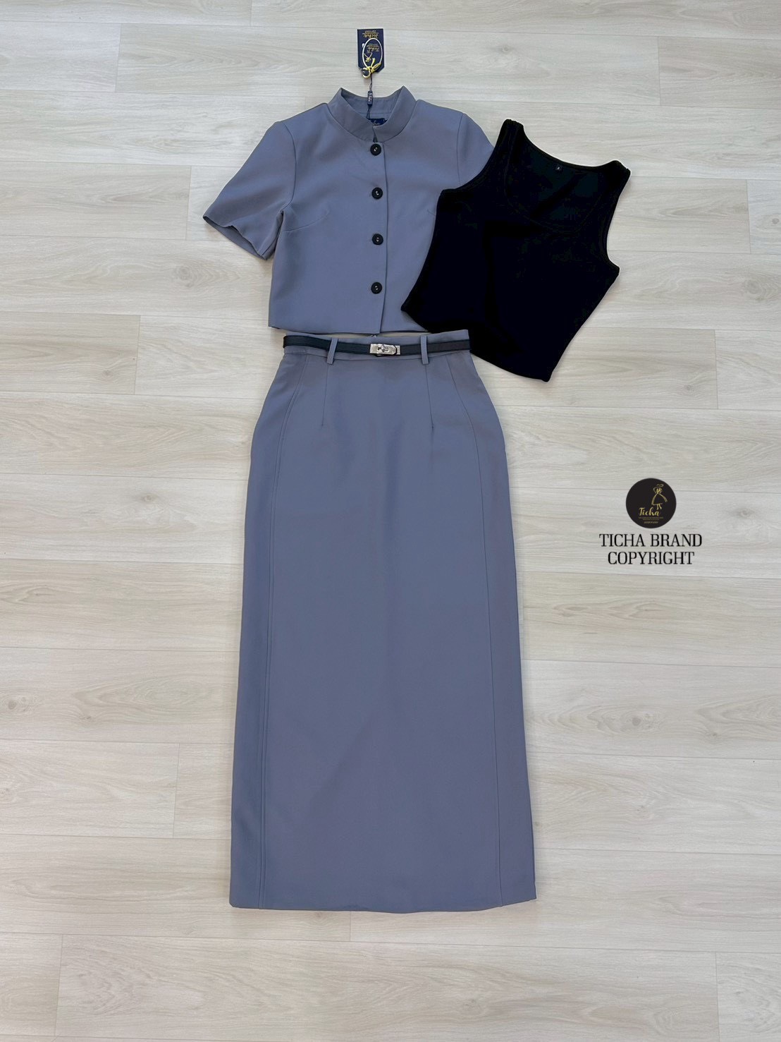 ชุดเซทแฟชั่น Set 4 ชิ้น เสื้อ+เสื้อครอป+กระโปรง+เข็มขัดเสื้อแขนสั้นสีเทา