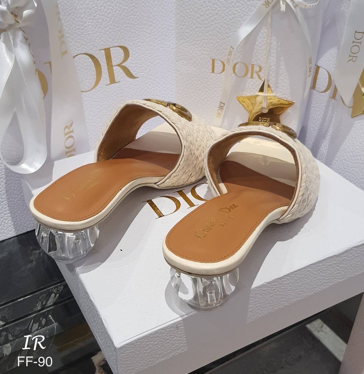 แบบขายดี!!! พร้อมส่ง บอกคำเดียว Wow มากค้า งานพรีเมี่ยม!!! นาทีนี้ต้องรุ่นนี้เลย สวม CD แบบDiorอะไหล่งานตอก แต่งเชือกถักสวยมาก ด้านในนวมนุ่มซับกำมะหยี่นิ่ม ปั้มแบรนด์ ส้นแก้วพรีเมี่ยมสูง 2 นิ้ว ใส่สวยแมทซ์เสื้อผ้าแล้วดูมีคลาส ไม่อยากให้สาวๆพลาดกันเลยค้า