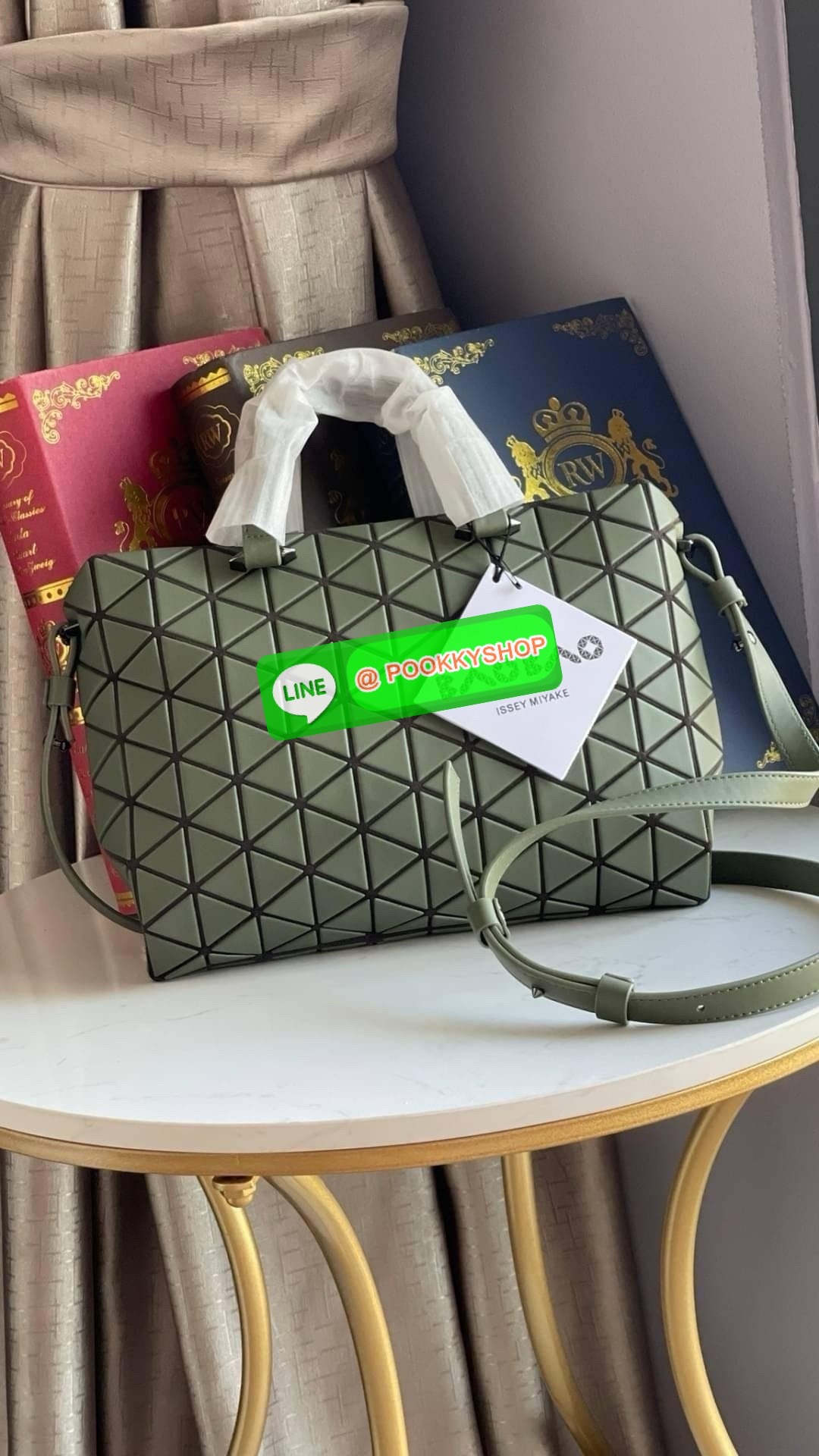 *Small BAO BAO ISSEY MIYAKE TONNEAU เป็น ซีรีย์ที่มีเอกลักษณ์เฉพาะตัว ด้วยแผ่นสามเหลี่ยมที่มีสัญลักษณ์เท่ากันทุกด้าน และยังผสมผสานงานดีไซน์ อันสง่างามเท่ากับฟังก์ชั่น การใช้งานสุดพิเศษ โดยมีจุดเด่นที่ซิปด้านบน สำหรับเปิดปิดและมีสายสะพายไหล่ ที่สามารถถอดออ