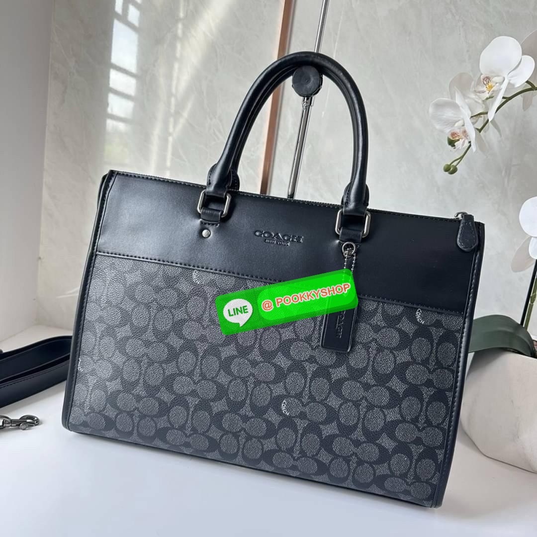 Coach Gotham Folio In Signature Canvas c2682 🔖กระเป๋าใส่เอกสาร Gotham เป็น กระเป๋าเอนกประสงค์ทำให้จัดเก็บเอกสารได้อย่างเรียบง่าย 🔖วัสดุ: แคนวาสตัดหนังแท้ 🔖เปิด-ปิดแบบซิป ด้านบน ภายในมีช่องแยกใส่เอกสารมีพื้นที่สำหรับใส่แล็ปท็อปขนาด