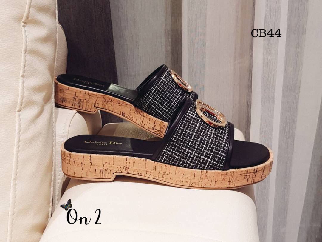 Dior shoes รองเท้าแตะสวมเสริมส้นหนา หน้าประดับอะไหล่ CD พื้นปั้มแบรนด์ทรงสวยใส่สบายพร้อมส่ง2 สี