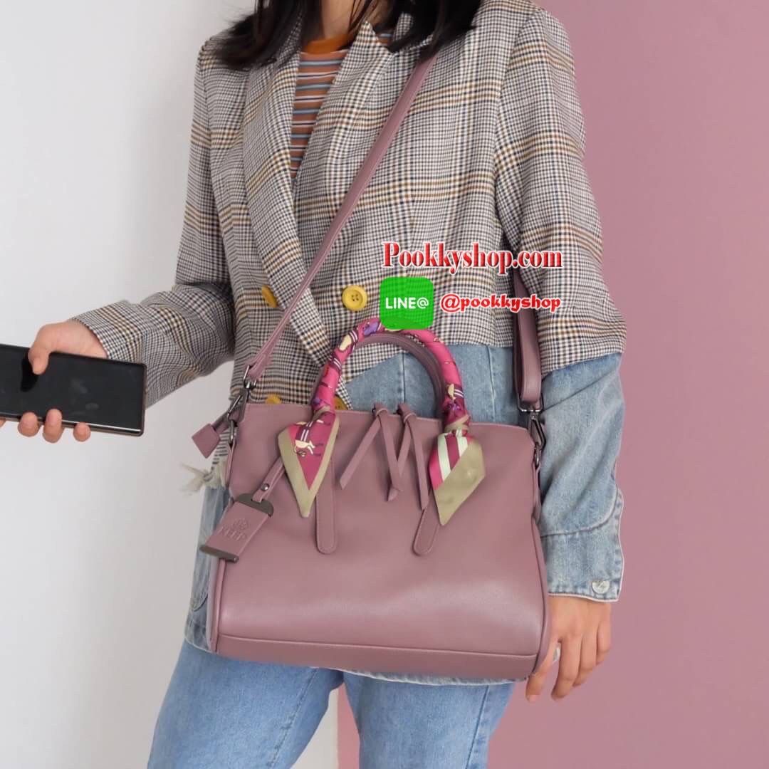 ทรงสวยขายดีมาก จากแบรนด์ KEEP ทรง รุ่น Parish hand bag with cute taddy จุดเด่นที่ >หนังเนื้อดี นิ่มมาก >น้ำหนักเบา >ถือสะพายเข้าง่ายกับทุกชุด >ขนาดกระเป๋ากำลังดีคะ ใส่ กปต ยาว ไอแพด จุคุ้ม > มีช่องย่อยแบ่งเก็บของด้านใน ถึง 3 ช่องใหญ่ แยกเก็