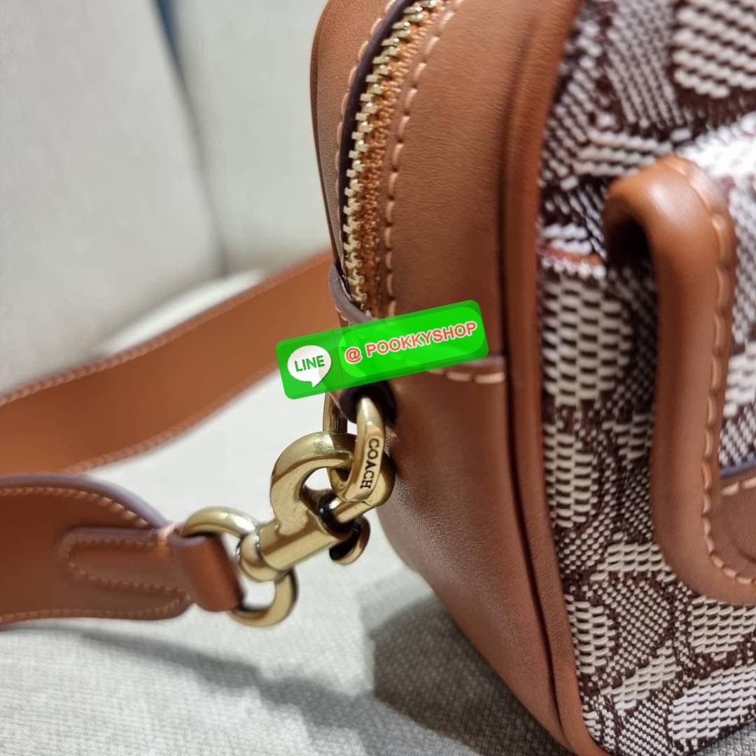 COACH C7764 STUDIO CAMERA BAG 19 IN SIGNATURE TEXTILE JACQUARD WITH CREATURES น้องเล็กใหม่สุดอีกหนึ่ง!! ขนาดเล็กกะทัดรัด มาแบบเลิศๆหรูๆมากแม่ พร้อมเทกเจอร์สุดคิ้วท์!! กระเป๋าสะพายข้างลุคไฮน์ ที่ดีไซน์ออกมาได้ปัง และดูแพงมากๆ ด้วยดีเทลคลาสสิคผสานความเป็นเอ