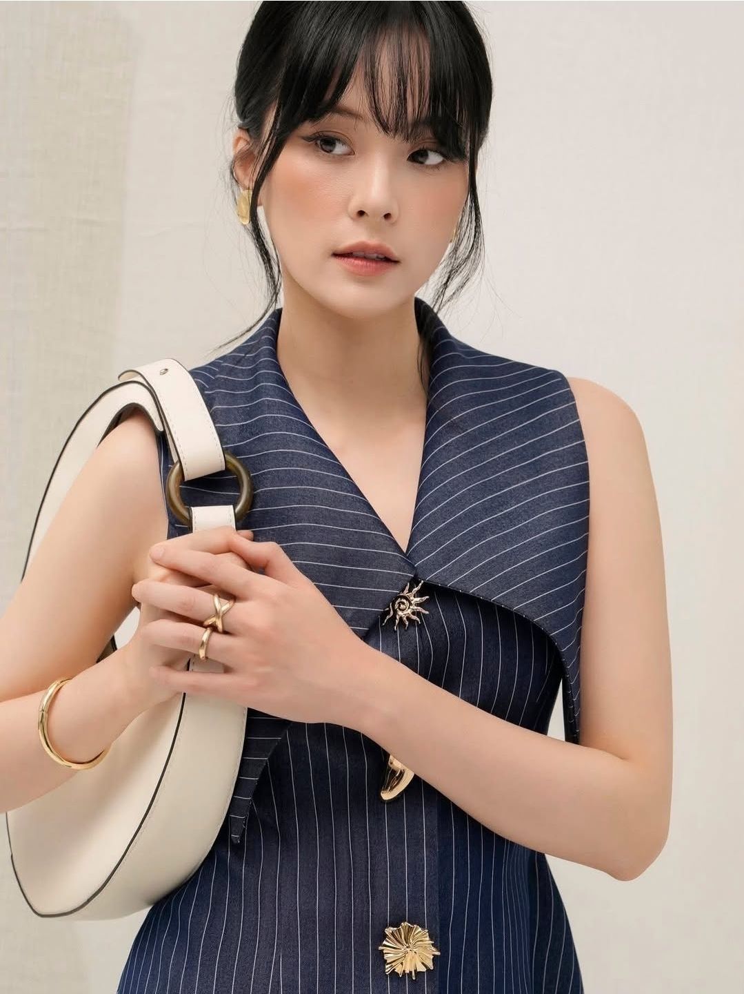 ชุดเซทแฟชั่น Stripe navy set ที่โดดเด่นด้วยการเลือกกระดุมโลหะสีทองดีไซน์แจ่ละเม็ดไม่ซ้ำกัน