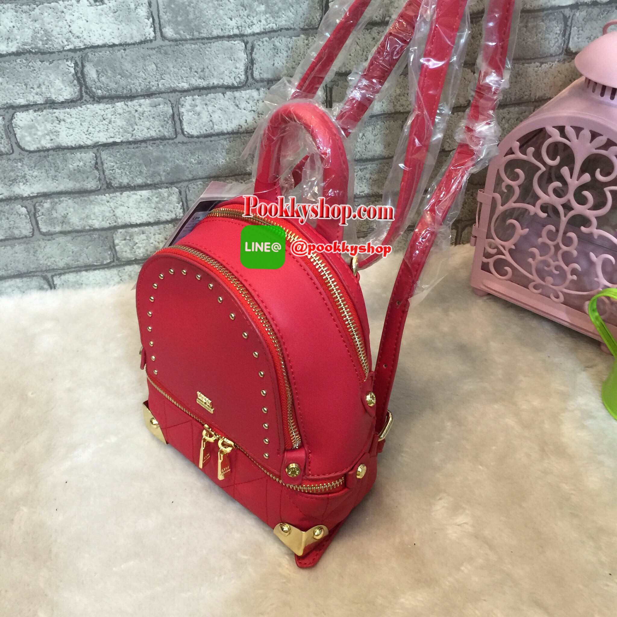 เป้ LYN EVITA BACKPACK กระเป๋าสะพายหลัง ยี่ห้อ LYN แท้ รุ่นใหม่ชนชอป 2017 กระเป๋าเป้ขนาดกะทัดรัด วัสดุหนังPU มุมกระเป๋าทั้ง4มุมและฐานด้านล่าง มีโลหะและหมุดสีทองทั้งสีด้าน ทำให้ตั้งอยู่ทรงได้ง่ายขึ้น หัวซิปปั้มโลโก้ทุกจุด มีช่องซิป2ช่องใหญ่ ยังมีด้านหน้าแต