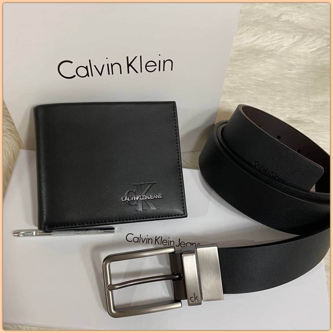 Calvin Klein Leather Belt & Wallet Set Setกระเป๋าสตางค์+เข็มขัด กระเป๋าสตางค์ด้านหน้าตกแต่งด้วยโลหะโลโก้แบรนด์ มีช่องใส่บัตร ช่องใส่ธนบัตร 2 ช่อง เข็มขัดหนังแท้ปั๊มแบรนด์ สามารถสลับใช้ได้ทั้ง 2 ด้าน เข็มขัดปรับระดับได้ 5 ระดับ มาพร้อมที่เจาะรูจ้า
